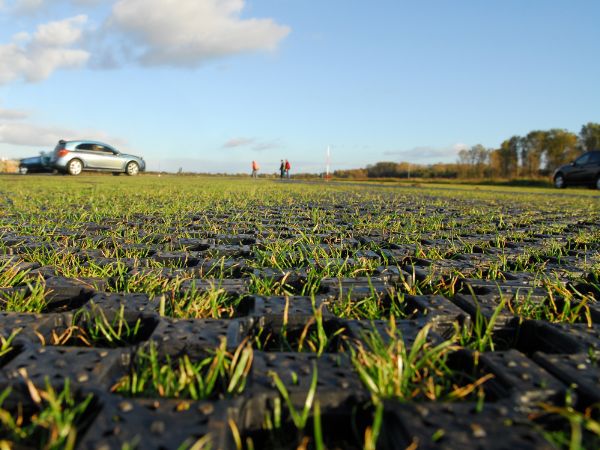 Markstabilisering för grönytor med gräs som växer genom Permatrax Ground Grid